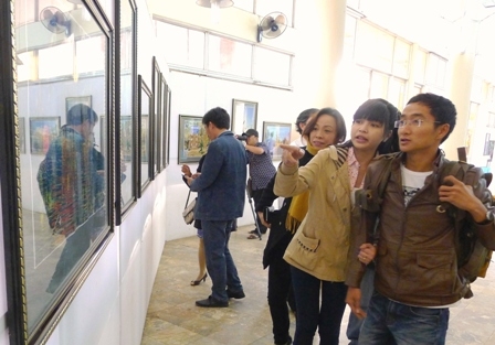 Khá đông người dân đến tham quan triển lãm ảnh