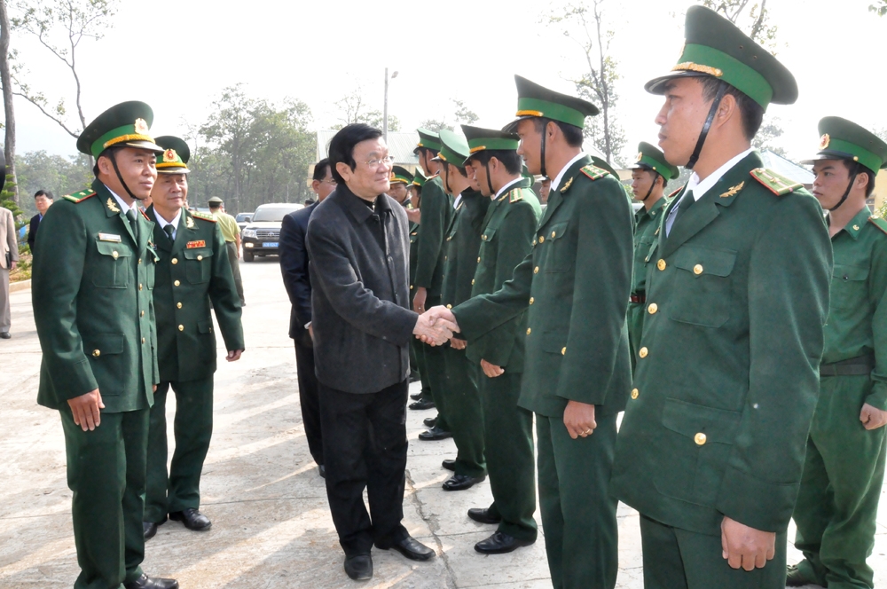 Cán bộ chiến sĩ Đồn Biên phòng 743 chào đón Chủ tịch nước Trương Tấn Sang