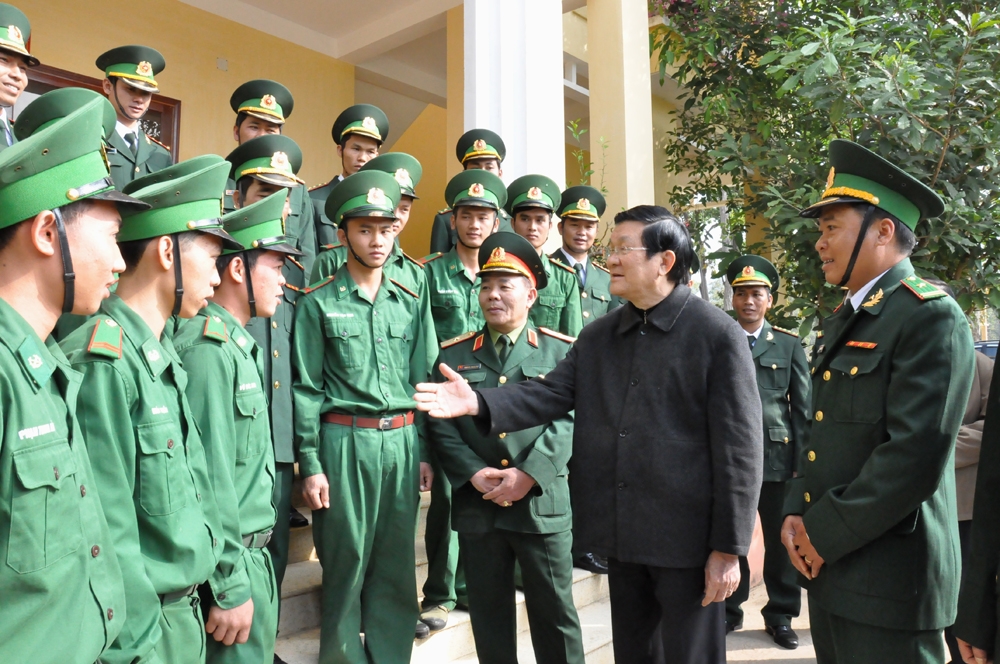 Chủ tịch nước Trương Tấn Sang thăm hỏi chiến sĩ trẻ của Đồn Biên phòng 743