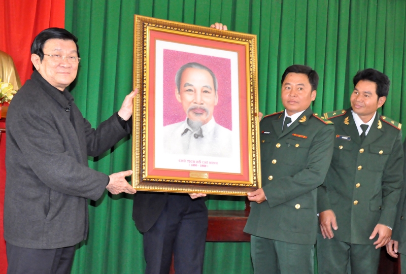 Chủ tịch nước tặng quà cán bộ chiến sĩ Đồn Biên phòng 743