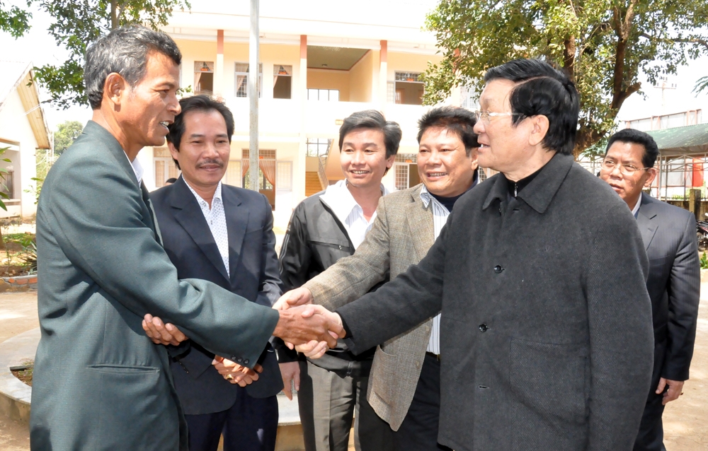 Lãnh đạo xã Ea Bar chào đón Chủ tịch nước Trương Tấn Sang
