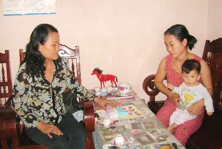 Cộng tác viên dân số phường Tân Tiến (TP. Buôn Ma Thuột) đang tư vấn cho phụ nữ trên địa bàn về các biện pháp kế hoạch hóa gia đình. 