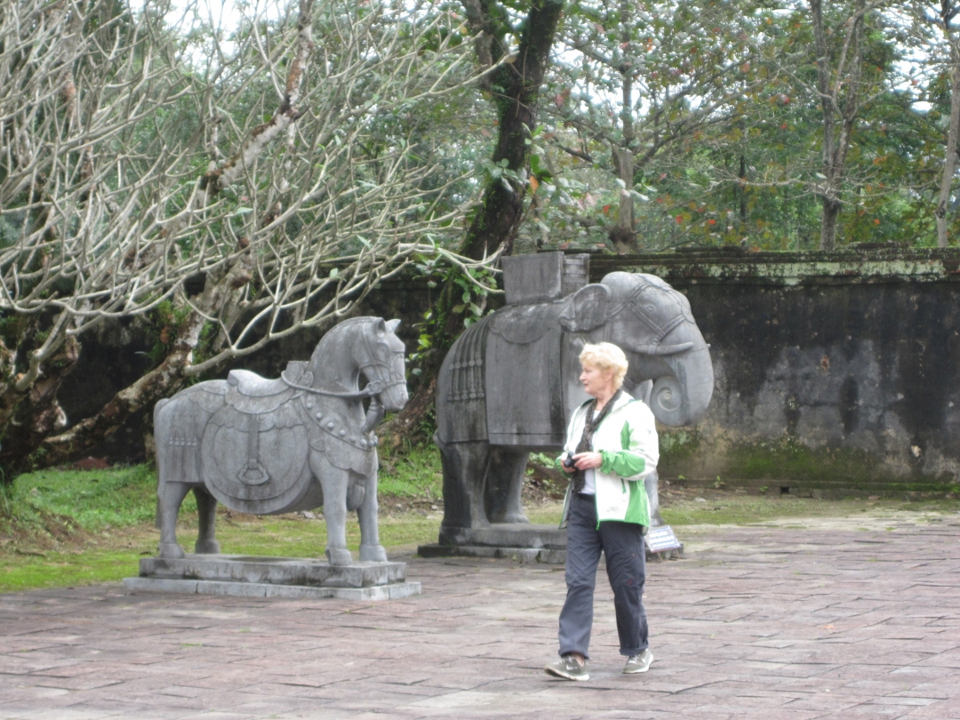 Tượng ngựa, voi ở lăng Minh Mạng.