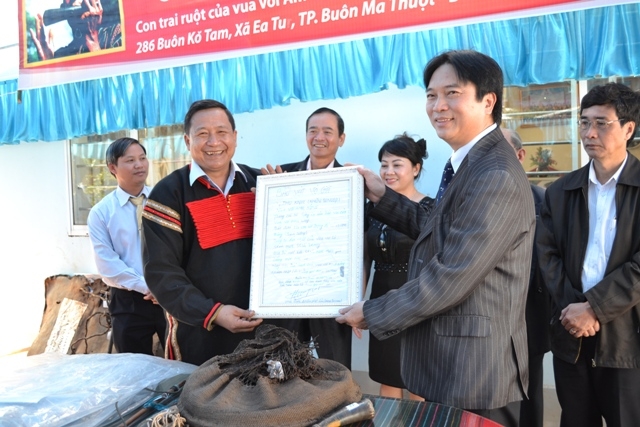 Ông Khăm Phết Lào (bên trái) bàn giao bộ đồ nghề săn bắt voi cho lãnh đạo Bảo tàng Dân tộc Việt Nam