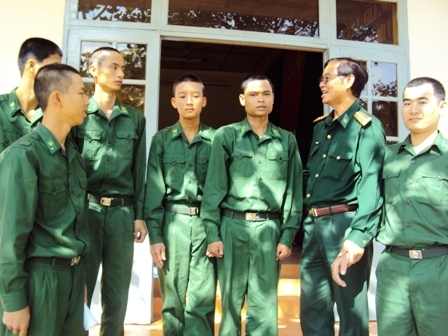 Chính ủy Bộ Chỉ huy Bộ đội Biên phòng tỉnh, đại tá Nguyễn Lương Hòa động viên các tân binh tham gia khóa huấn luyện.