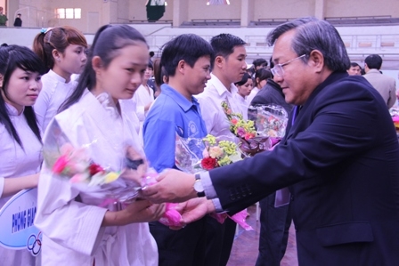 Giám đốc Sở GD-ĐT Dak Lak tặng hoa các Đoàn tham gia Hội khỏe