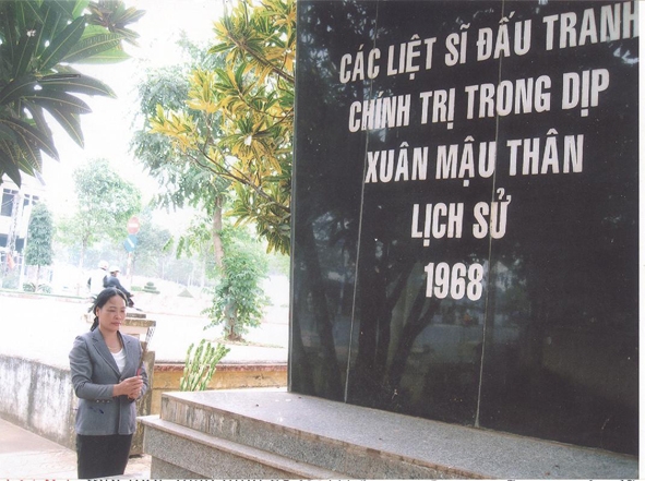Chị H’Rui Êban thường xuyên đến thắp hương tại bia tưởng niệm các liệt sĩ  đã hy sinh trong Tết Mậu Thân lịch sử 1968.