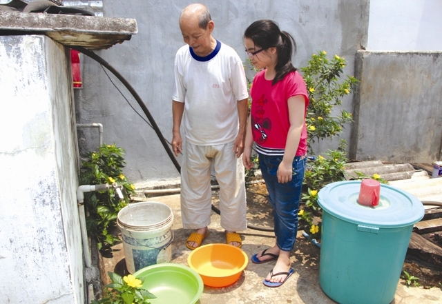 Nhiều gia đình phải huy động các dụng cụ trữ nước, bảo đảm cho sinh hoạt trong mùa khô hạn.        Ảnh: H.G