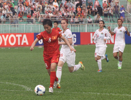 Các cầu thủ nữ Việt Nam đã tràn lên tấn công sau tiếng còi khai cuộc