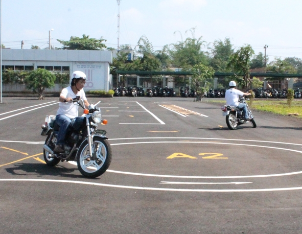 Thí sinh thi thực hành lái xe hạng A2 tại Trung tâm sát hạch  lái xe cơ giới đường bộ Việt Mỹ.