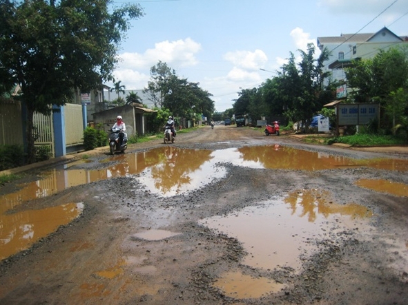   Sau mỗi trận mưa, con đường trở thành những vũng nước đọng lầy lội. 