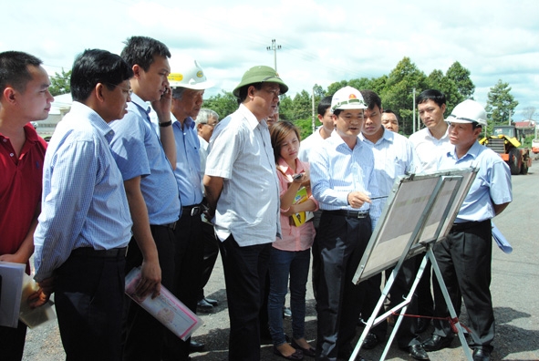 Bộ trưởng Bộ GTVT Đinh La Thăng kiểm tra thực tế Dự án BOT, đoạn qua thị xã Buôn Hồ.
