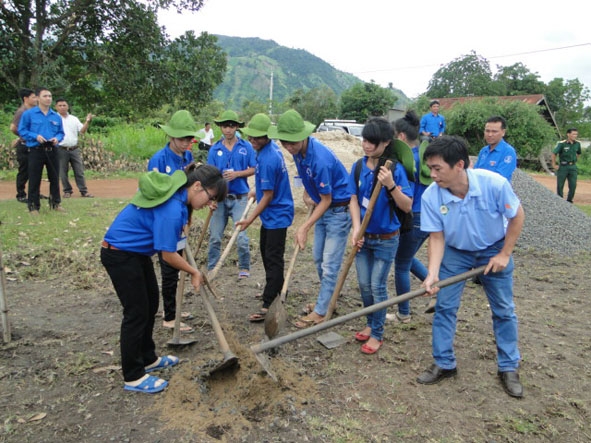 Thanh niên tình nguyện xây dựng công trình thanh niên “sân thể thao và sinh hoạt” tại buôn Ka T’luôt, xã Ea Trul.