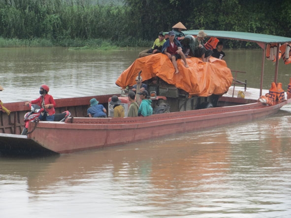 Xuồng máy  chở người  và  nông sản qua sông Sêrêpôk về thôn Quỳnh Ngọc 1.