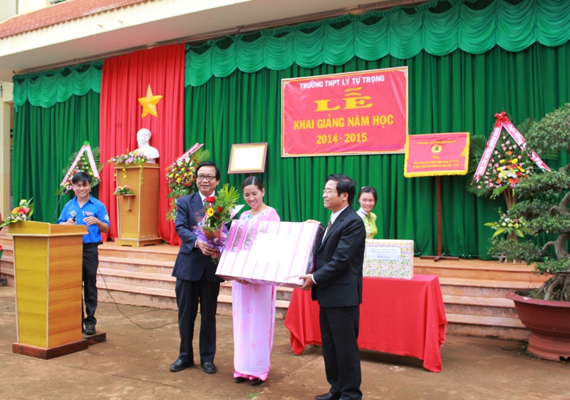 Trưởng Ban tổ chức Tỉnh ủy Trần Phú tặng quà cho Trường THPT Lý Tự Trọng