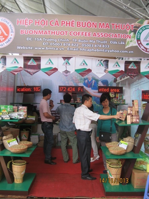 Khách hàng tham quan gian hàng của Hiệp hội Cà phê Buôn Ma Thuột