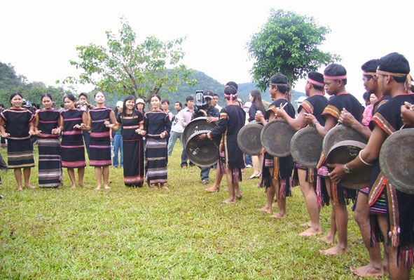 Thanh niên người Êđê trong trang phục truyền thống tại Lễ hội Văn hóa của cộng đồng.  Ảnh: Minh Quân
