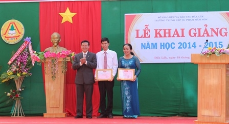 Phó Giám đốc Sở GD-ĐT Nguyễn Đức Quang tặng Bằng khen 2 tập thể Lao động tiên tiến