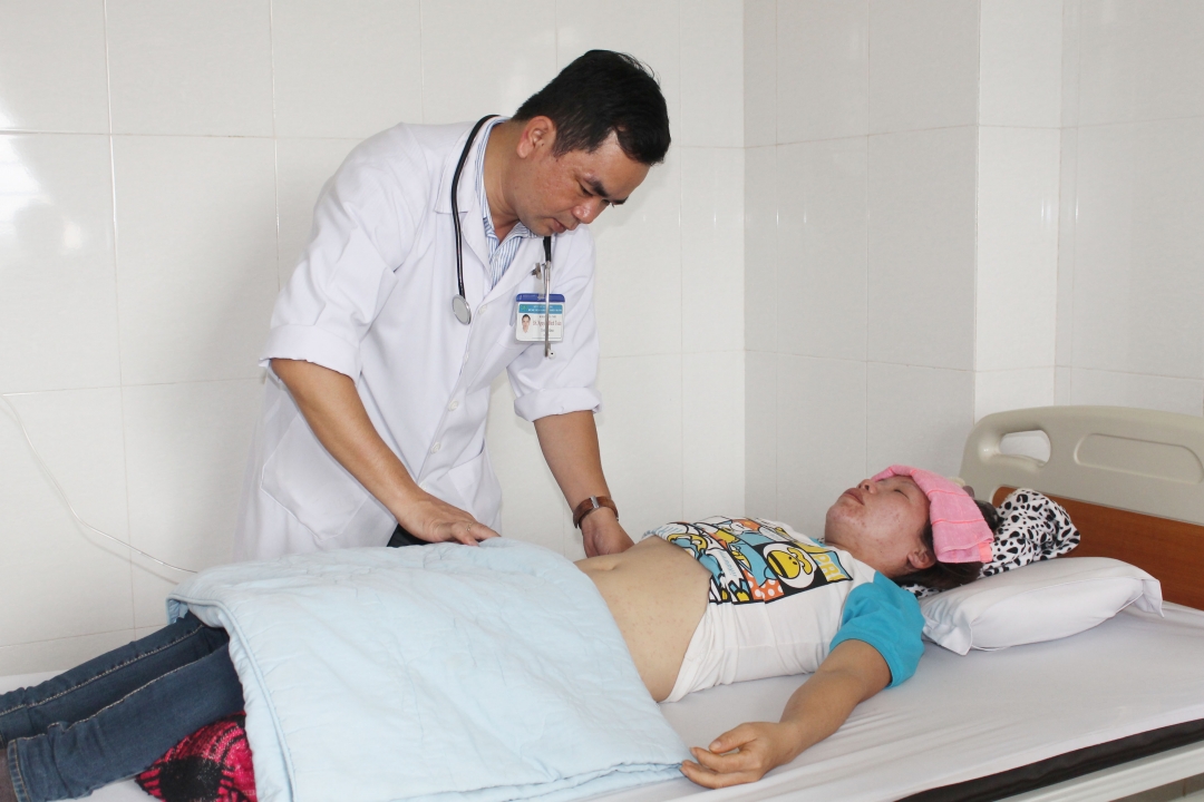 Bác sĩ Nguyễn Đình Toàn khám sàng lọc bệnh sốt mò.  