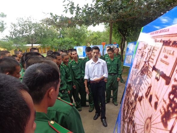 Giới thiệu cho các chiến sĩ những bằng chứng lịch sử khẳng định Hoàng Sa, Trường Sa là của Việt Nam.      Ảnh: Đ.H