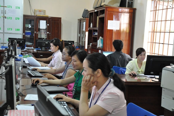Cán bộ Chi cục Thuế Cư Kuin  đang tiếp nhận kê khai thuế qua mạng Internet. 