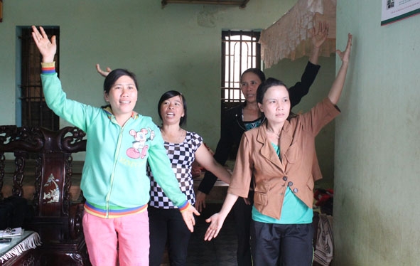 Chị em thôn 1, xã Cư M’gar (huyện Cư M’gar) tranh thủ giờ nghỉ trưa  tập hát múa ví dặm.