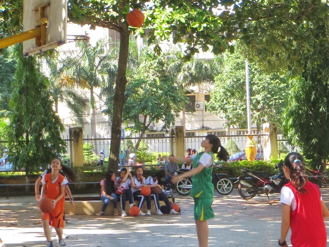 Các em học sinh Trường TUCS Phan Chu Trinh (TP. Buôn Ma Thuột) tập luyện môn bóng rổ. (Ảnh minh họa)