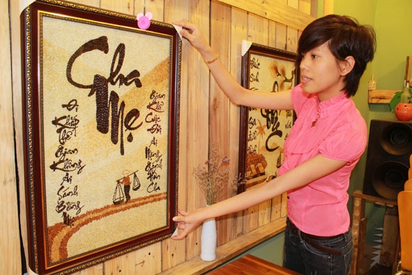 Chị Ngô Thị Hải Yến đang chỉnh sửa bức tranh tại phòng khách.