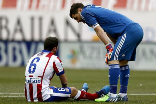Atletico (trái) được cảnh báo sắp đối đầu với hàng loạt khó khăn do vấn nạn chấn thương và treo giò