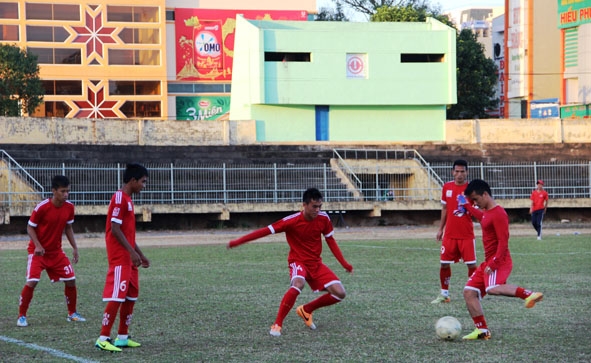 Các  cầu thủ đội tuyển bóng đá Dak Lak trong  1 buổi tập trên  Sân  vận động Buôn Ma Thuột.