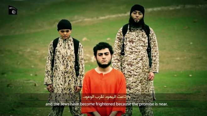 Muhammad Said Ismail Musallam (mặc áo cam) trong đoạn video hành quyết mới được IS tung lên mạng. (Nguồn: timesofisrael.com)