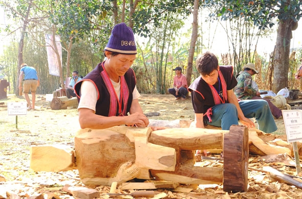 Các nghệ nhân của xã Dak Trăm, huyện Dak Tô (Kon Tum) đang say mê sáng tác.