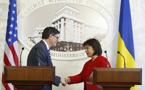 Bộ trưởng Tài chính Ukraine Natalie Jaresko (phải) bắt tay Bộ trưởng Tài chính Mỹ Jack Lew (ảnh: AFP)