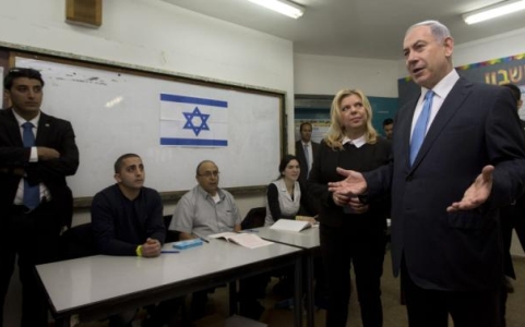 Thủ tướng Netanyahu tại một điểm bỏ phiếu (Ảnh Reuters)