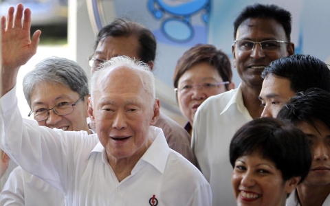 Cố Thủ tướng Lý Quang Diệu vẫy ta với các cử tri Singapore tại một điểm tranh cử năm 2011 (Ảnh AP)