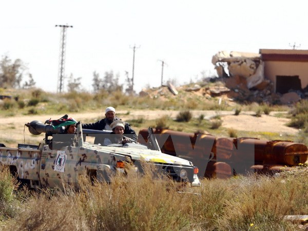 Các tay súng thuộc lực lượng Bình minh Libya tại doanh trại Um Shwaisha. (Nguồn: AFP/TTXVN)