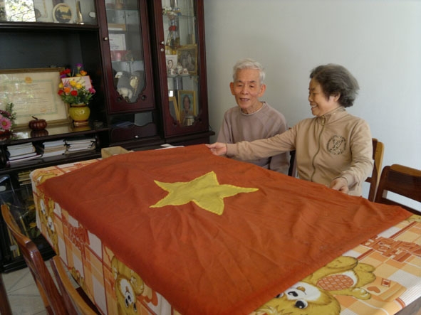 Vợ chồng ông Du  ôn lại những  kỷ niệm bên  lá cờ  Tổ quốc được  tung bay  trong ngày  10-3-1975.