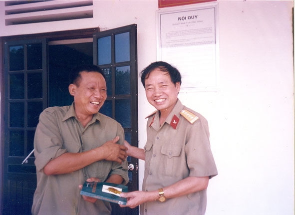 Ông Nguyễn Đức Thịnh (bên trái) và Sư đoàn trưởng  Đặng Luyến trong một lần về thăm sư đoàn 316.