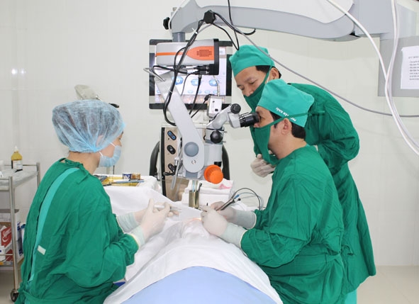 Một ca phẫu thuật thay đục thủy tinh thể miễn phí cho người bệnh nghèo tại Bệnh viện Mắt Tây Nguyên.