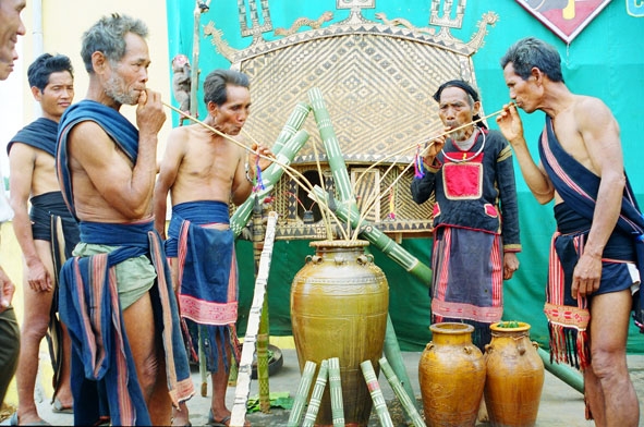 Uống rượu cần trong lễ hội của dân tộc Gia Rai.
