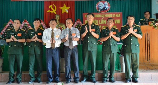 Ban Chấp hành Đảng bộ quân sự huyện Ea Kar nhiệm kỳ 2015 – 2020 ra mắt Đại hội.  