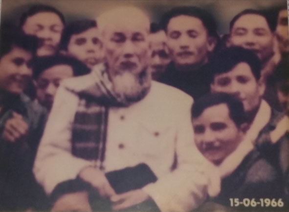Ông Lê Chí Quyết (người đầu tiên hàng đầu bên phải)  trong lần được gặp Bác Hồ năm 1966.