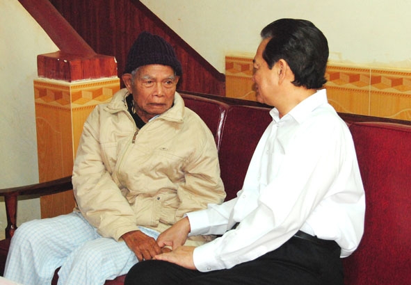 Thiếu tướng Y Blôk Êban tiếp Thủ tướng Chính phủ Nguyễn Tấn Dũng tại nhà riêng.  