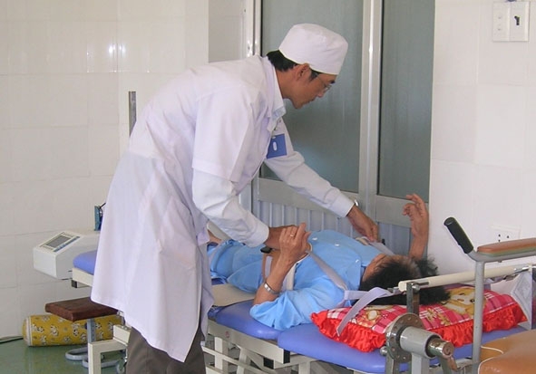 Điều trị  cho  người bệnh bằng  phương pháp  Y học  cổ truyền  tại  Bệnh viện Đa khoa huyện  Krông Bông.