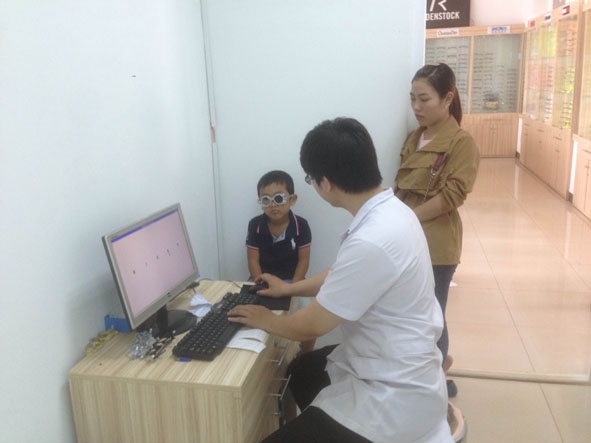 Kiểm tra tật khúc xạ cho trẻ tại Bệnh viện Mắt Tây Nguyên. 