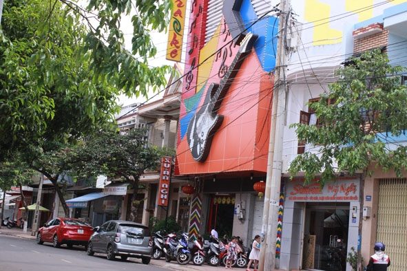 Nhiều cơ sở kinh doanh karaoke trên địa bàn phường Thắng Lợi  được đầu tư bài bản hơn.