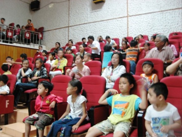 Đông đảo các em thiếu nhi xem phim tại Rạp Kim Đồng.