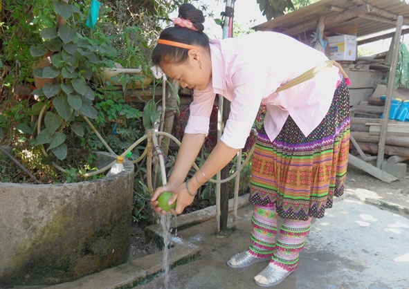Nước sạch tự chạy về với thôn Cư Dhắt, xã Cư Drăm bằng nguồn vốn và công sức của bà con tự đóng góp.