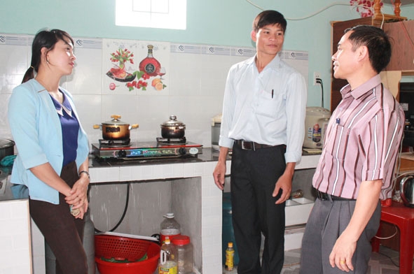 Cán  bộ LĐLĐ huyện Ea Kar thăm hỏi gia đình anh Đặng Mạnh Đại (đứng giữa) trong căn nhà 