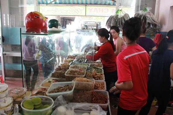 Người dân thưởng thức ẩm thực chay tại một quán cơm chay trên đường Hoàng Diệu.